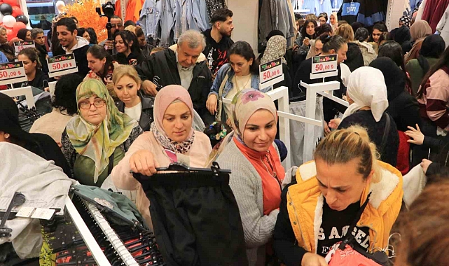 Kadınların kıyafet kapma yarışı kamerada