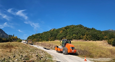 Kahramanmaraş Büyükşehir Belediyesi Andırın’ın yollarını yeniliyor