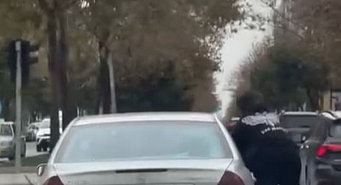 Kaldırımda araç kullanan sürücü yakalandı