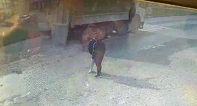 Kapak açılınca hafriyat kamyonundaki molozlar yola döküldü, o anlar kamerada