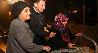 Kaptan koltuğundaki Narin ve Afiyet teyzeler köy yoluna ilk asfaltı döktü