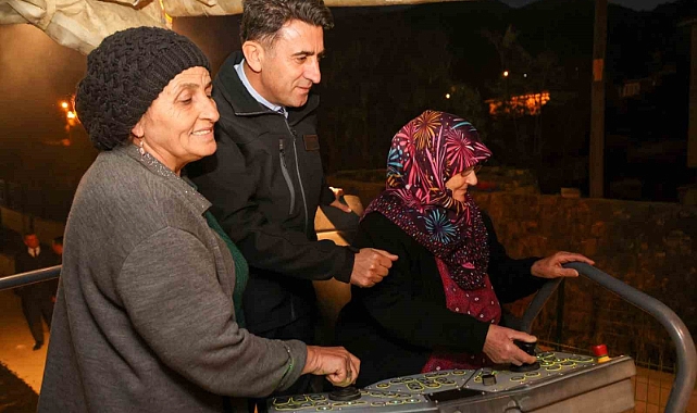 Kaptan koltuğundaki Narin ve Afiyet teyzeler köy yoluna ilk asfaltı döktü