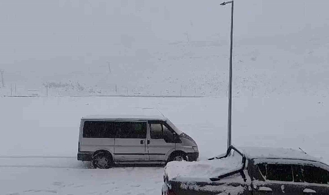 Kar kalınlığı 30 santimetreye ulaştı Hakkari'de