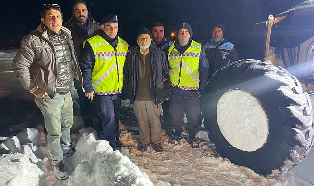 Kar nedeniyle mahsur kalan yaşlı adam kurtarıldı