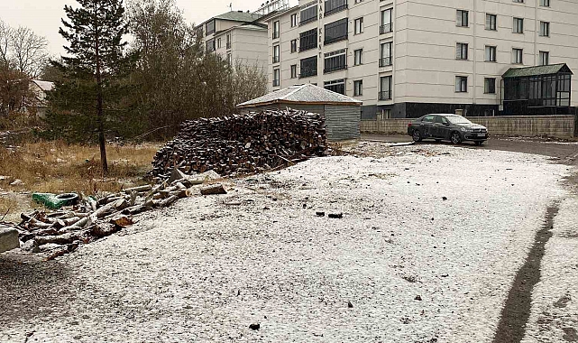 Karlıova'ya mevsimin ilk karı düştü