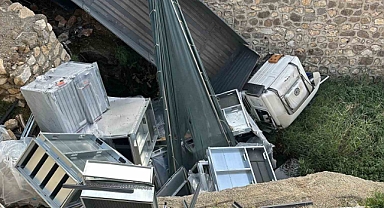 Karşı şeride geçen tır dereye düştü