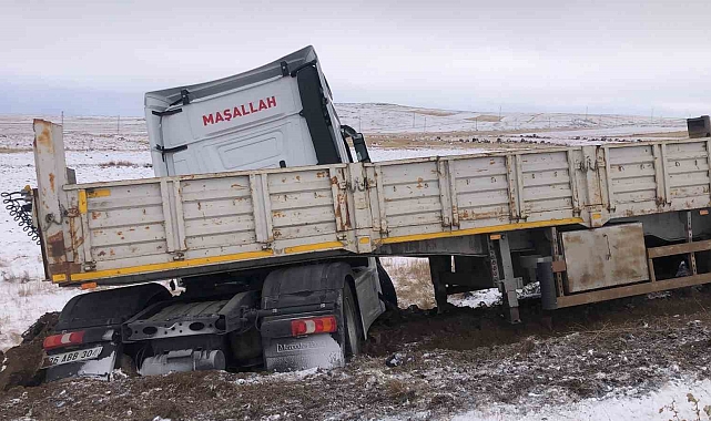 Kars'ta buzlanan yolda kayan tır şarampole düştü
