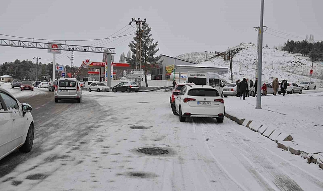 Kars'ta yollar buz pistine döndü