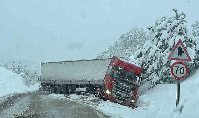 Kayan tır yolu kapattı