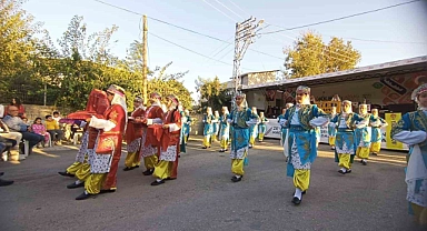 Kayışlı’da mahalle halkı buğday ekimini şenlik ile kutladı