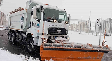 Kayseri’de kar temizleme ve tuzlama çalışması devam ediyor