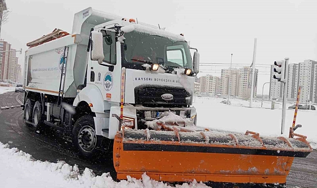 Kayseri’de kar temizleme ve tuzlama çalışması devam ediyor