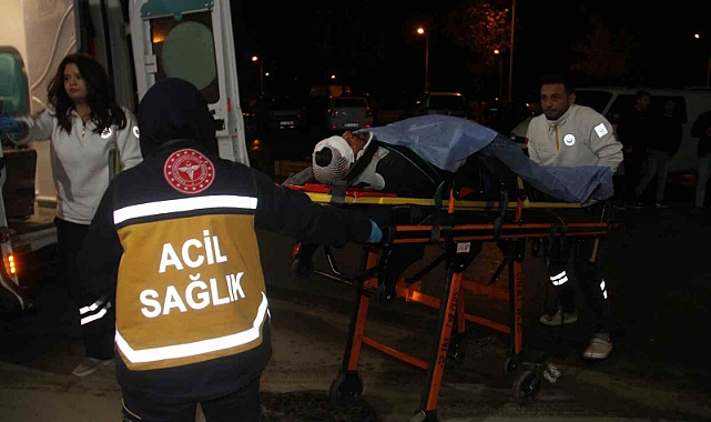 Kazaya yardım için durdu, otomobilin çarpması sonucu yaralandı