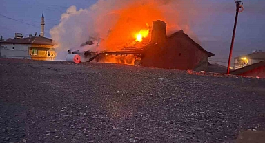 Kerpiç evde çıkan yangın paniğe neden oldu