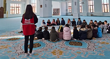 Kızılay Ağrı gönüllüleri, minikleri kucakladı