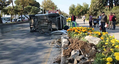 Kontrolden çıkan otomobil yan yatti