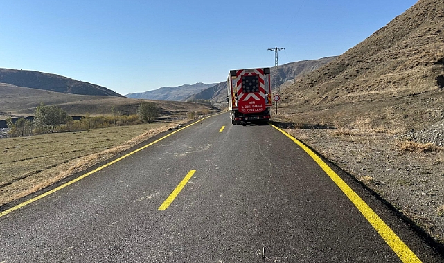 Köy yollarında yol çizgi çalışmaları