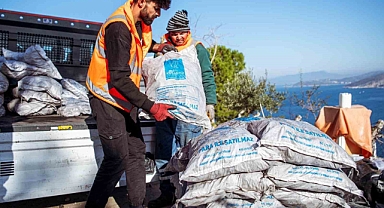 Kuşadası Belediyesi’nin yakacak yardımı başladı