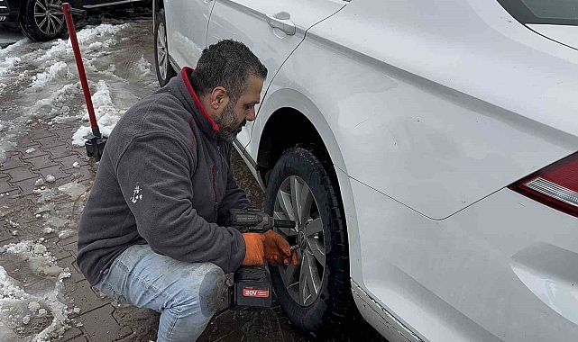 Malatya'da kar yağdı, lastikçilerde kuyruk oluştu