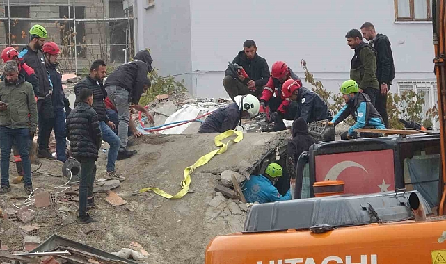 Malatya'da yıkım esnasında enkaz altında kalan operatör kurtarıldı