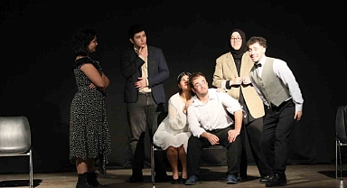 Manisa CBÜ’lü öğrencilerin sahnelediği ‘Çılgın Dünya’ kırdı geçirdi