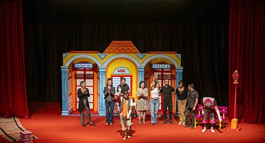 Mersin’de ’İki Bavul Dolusu’ adlı oyun sahnelendi