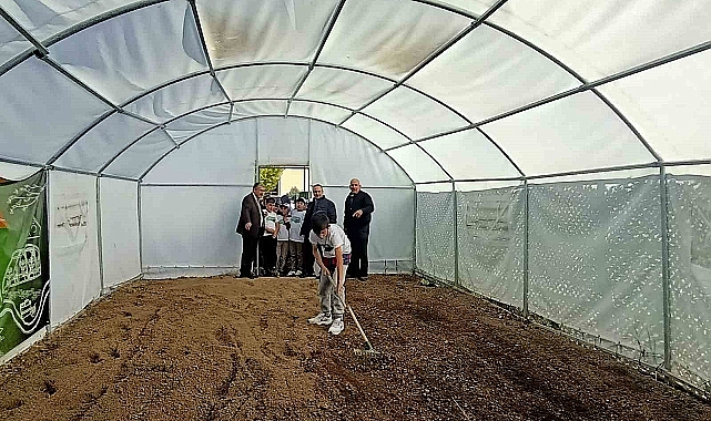 Minik öğrenciler okuldaki çiftlik projesi ile kışlık sebze üretecek