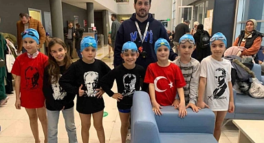 Minik yüzücüler madalyaları topladı