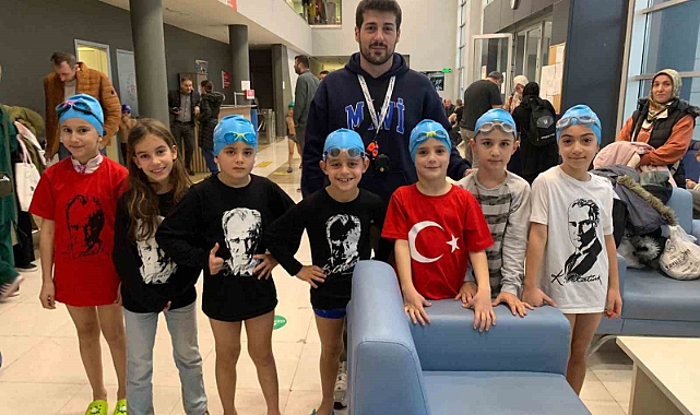Minik yüzücüler madalyaları topladı