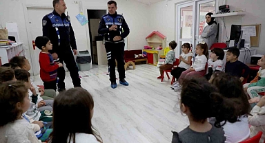 Minikleri trafik kurallarını zabıtadan öğreniyor