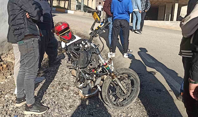Motosiklet otomobile çarptı: 1 yaralı