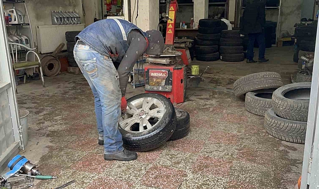 Muş Malazgirt'teki lastikçilerde yoğun mesai