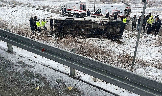 Muş'ta öğretmen servisi devrildi: 15 öğretmen yaralandı