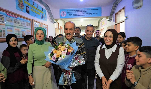 Muş'ta 34 yıllık eğitimciye duygusal Öğretmenler Günü kutlaması