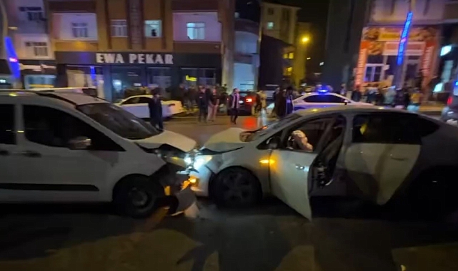 Muş'ta kazaya karışan iki otomobil savrularak çevredeki araçlara çarptı: 7 yaralı