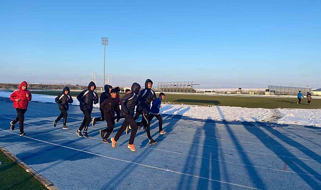 Muş'ta soğuk hava bile sporcuları durdurmadı
