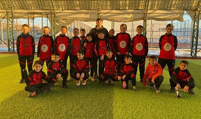 Muş'ta sporculara kıyafet desteği