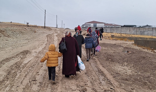 Okul yolu çamurdan geçilmiyor