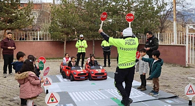 Oltu’da öğrenciler, yapay pistte trafik kurallarını öğrendi