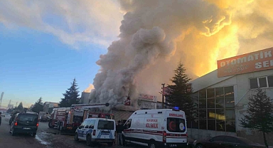Oto yedek parçası satan iş yeri alevlere teslim oldu