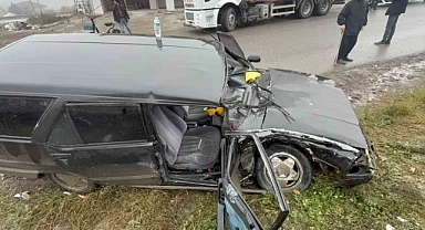 Otomobil kağıt gibi ezildi: 4 yaralı