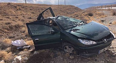 Otomobil şarampole yuvarlandı: 3 yaralı