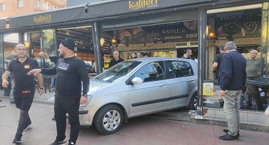 Otomobille kafeye daldı: 1’i ağır 4 yaralı