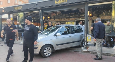 Otomobille kafeye daldı: 1’i ağır 4 yaralı