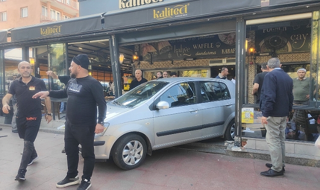 Otomobille kafeye daldı: 1’i ağır 4 yaralı