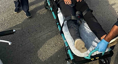 Otomobille motosiklet çarpıştı, kurye yaralandı