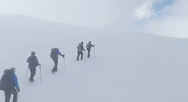 (Özel) Zirveye çıkan dağcılara Uludağ’da sezonun ilk kar sürprizi