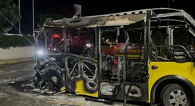 Park halindeki belediye midibüsü alev alev yandı