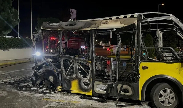 Park halindeki belediye midibüsü alev alev yandı