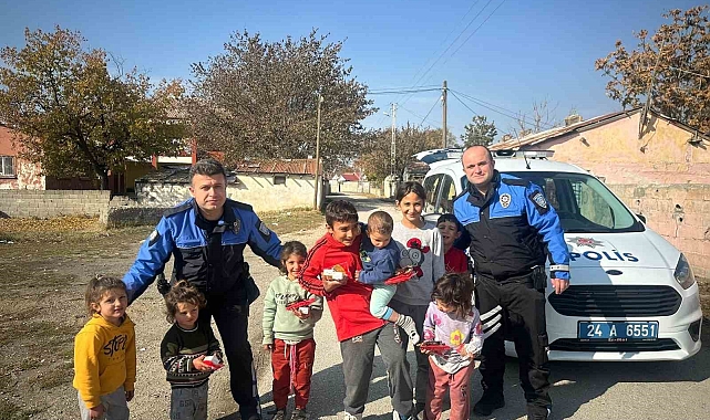 Polisler çocuklarla şenlendi